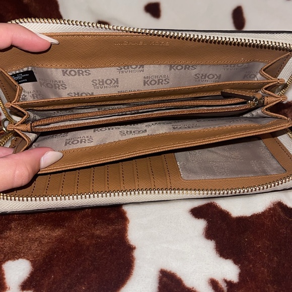 Authentic Michael Kors wristlet wallet - Picture 5 of 7